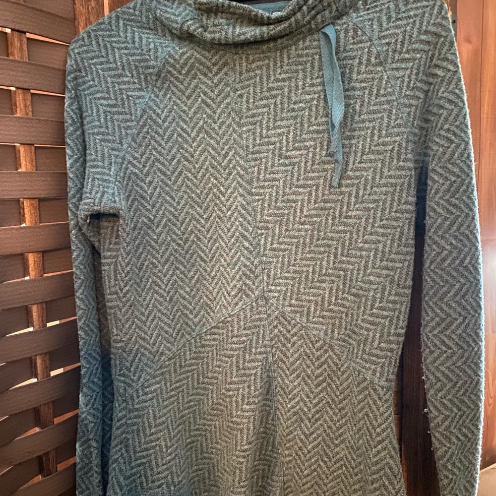 Pretty blue sweater/weave pattern/wool/fleecy mock turtleneck/cute cinch ties.